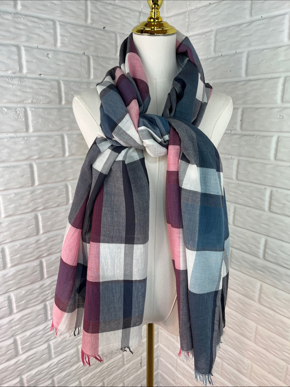 GAP Plaid Scarf 32x77 red white blue gray like new